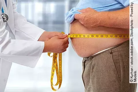 Arzt misst Bauchumfang bei übergewichtigem Mann