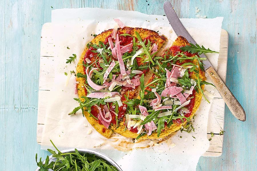 Low-Carb-Pizza mit Rucola und Schinken
