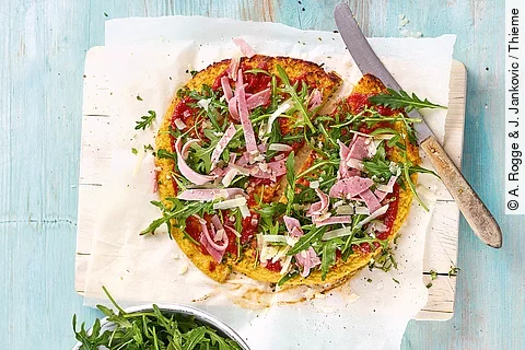 Low-Carb-Pizza mit Rucola und Schinken