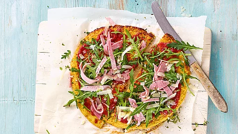Low-Carb-Pizza mit Rucola und Schinken