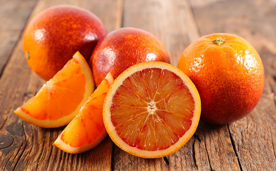 Blutorange auf Holzplatte