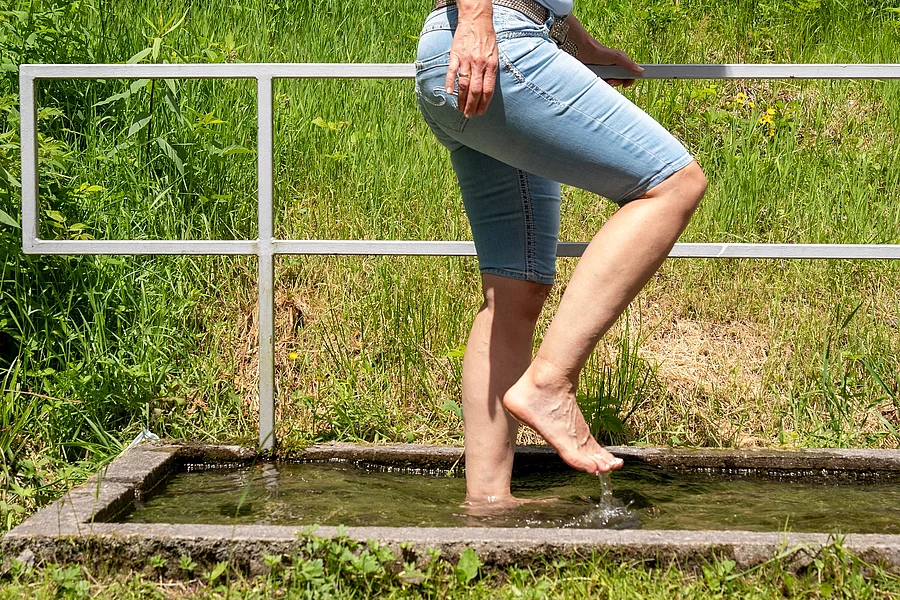 Frau praktiziert Wassertreten