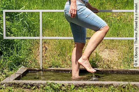 Frau praktiziert Wassertreten