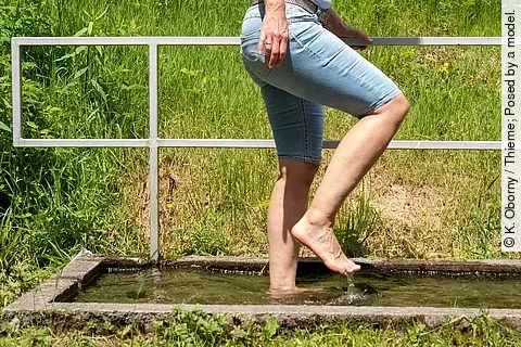 Frau praktiziert Wassertreten