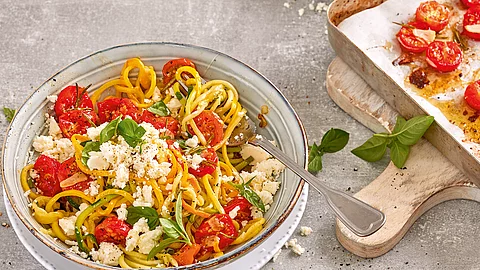 Zoodles-Salat mit Rösttomaten