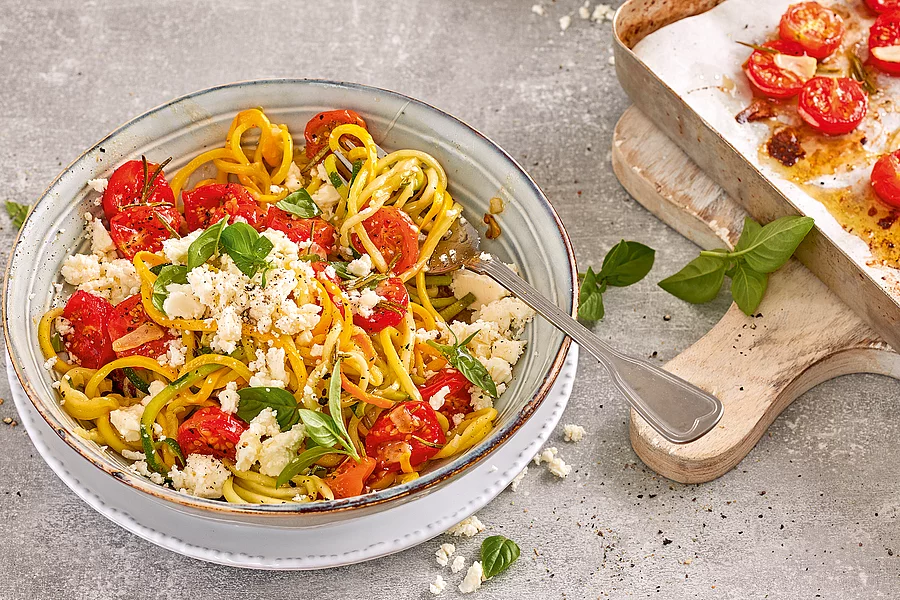 Zoodles-Salat mit Rösttomaten