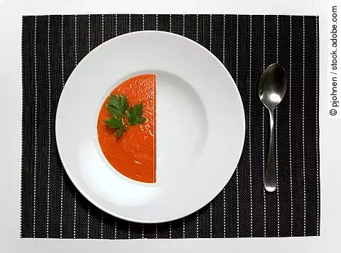 Diät, FDH, zur Hälfte mit Suppe gefüllter Teller