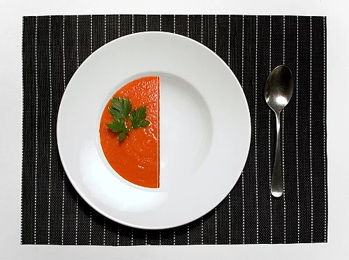 Diät, FDH, zur Hälfte mit Suppe gefüllter Teller