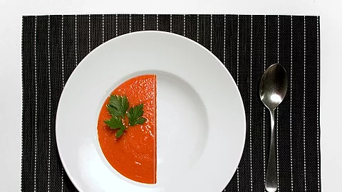 Diät, FDH, zur Hälfte mit Suppe gefüllter Teller