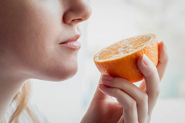 Riechen, Nase, Orange, Frau riecht an Orange