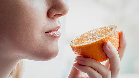 Riechen, Nase, Orange, Frau riecht an Orange