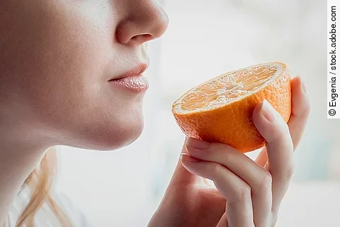 Riechen, Nase, Orange, Frau riecht an Orange