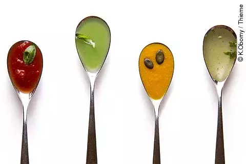 4 Löffel mit unterschiedlichen Soßen vor weißem Hintergrund.