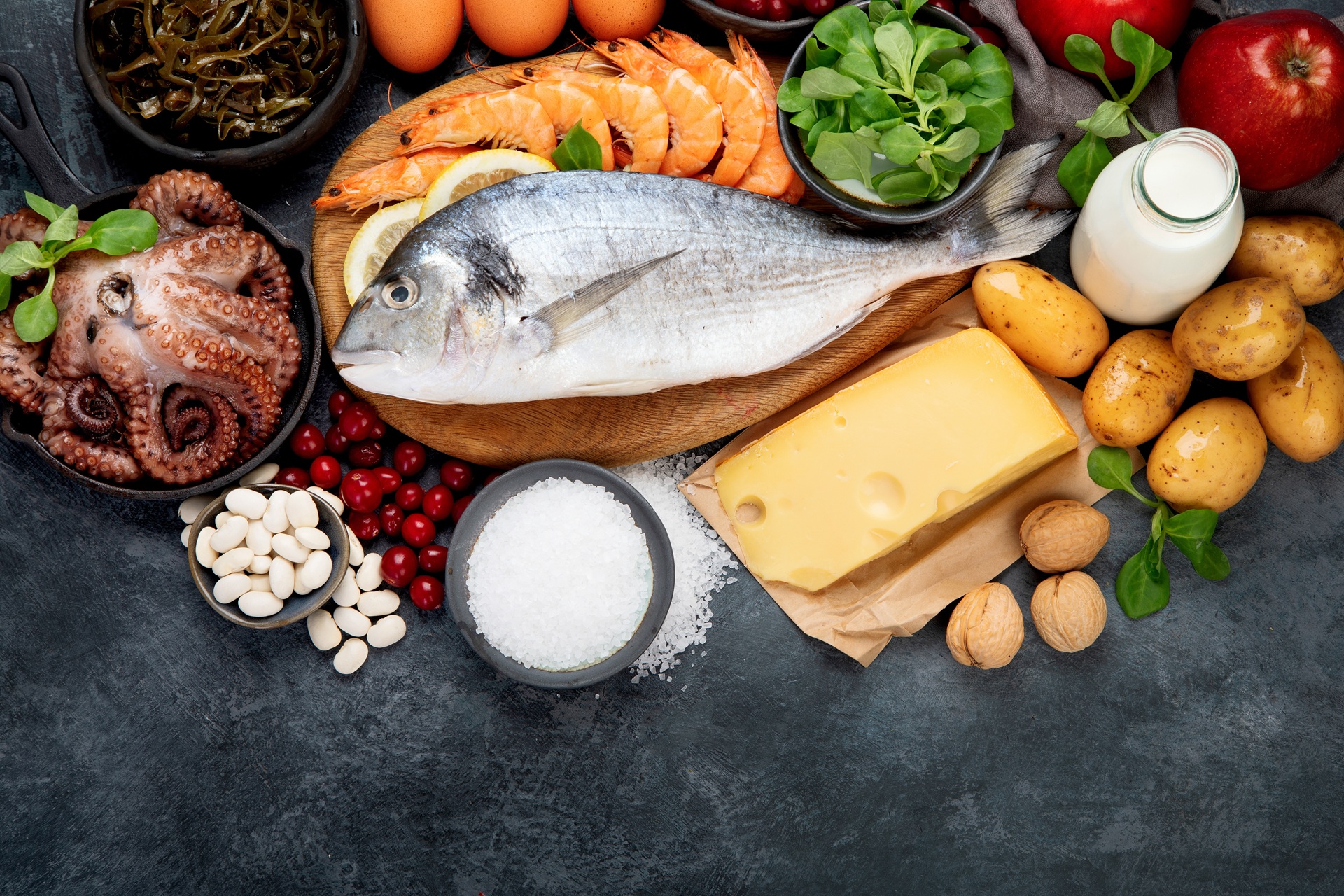 Jodhaltige Lebensmittel: Fisch, Meeresfrüchte, Milchprodukte Jodhaltige Lebensmittel: Fisch, Meeresfrüchte, Milchprodukte