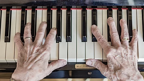 Eine Senioren spielt Klavier - Demenz Prophylaxe Seniorinnenhände spielen Klavier