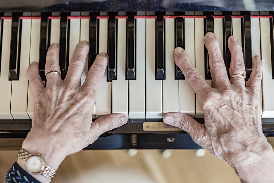 Eine Senioren spielt Klavier - Demenz Prophylaxe Seniorinnenhände spielen Klavier