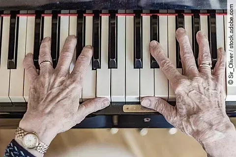 Seniorinnenhände spielen Klavier