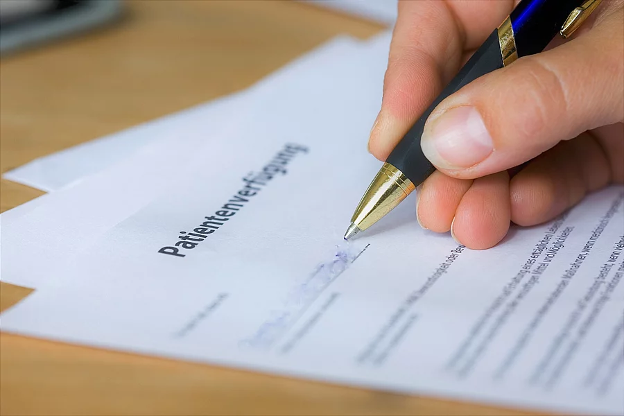Jemand füllt eine Patientenverfügung aus