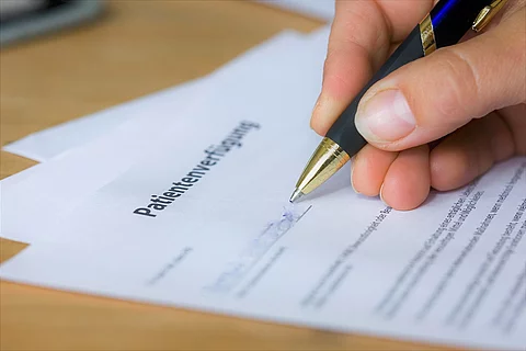 Jemand füllt eine Patientenverfügung aus