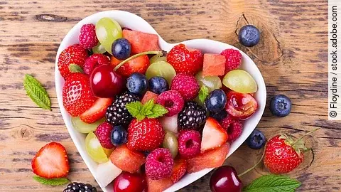 Obstsalat gesundes Frühstück Obstsalat in einer herzförmigen Schüssel