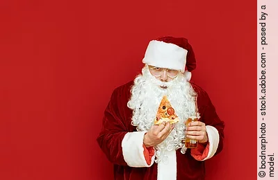 Portrait eines Nikolauses mit Pizza und Bier in der Hand