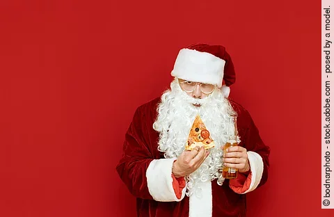 Portrait eines Nikolauses mit Pizza und Bier in der Hand