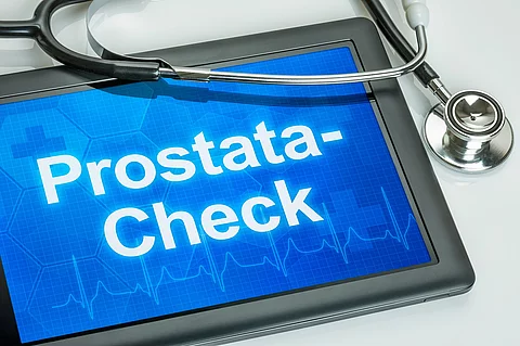 Tablet mit Text: Prostata-Check, daneben Stethoskop