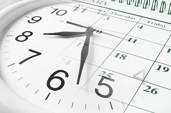 Ziffernblatt und Kalender gehen in einander über.