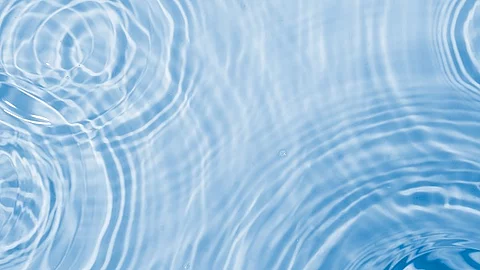 Wassertropfen und unruhige Wasseroberfläche