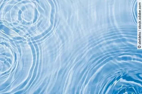 Wassertropfen und unruhige Wasseroberfläche