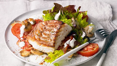 Kabeljau-Fisch auf Salat