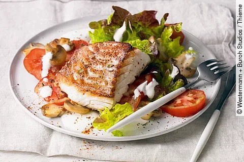 Kabeljau-Fisch auf Salat