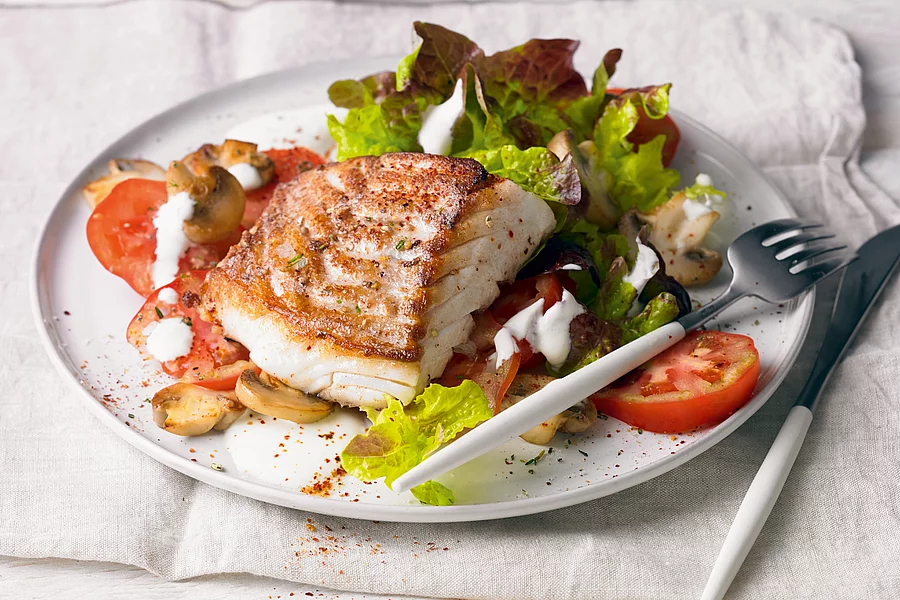 Kabeljau-Fisch auf Salat