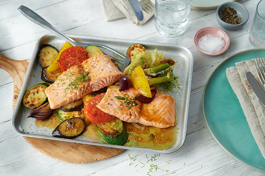 Lachsfilet mit Ofengemüse