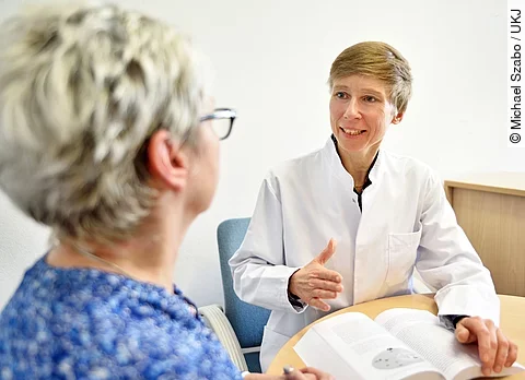 Prof. Jutta Hübner im Beratungsgespräch mit eine Patientin