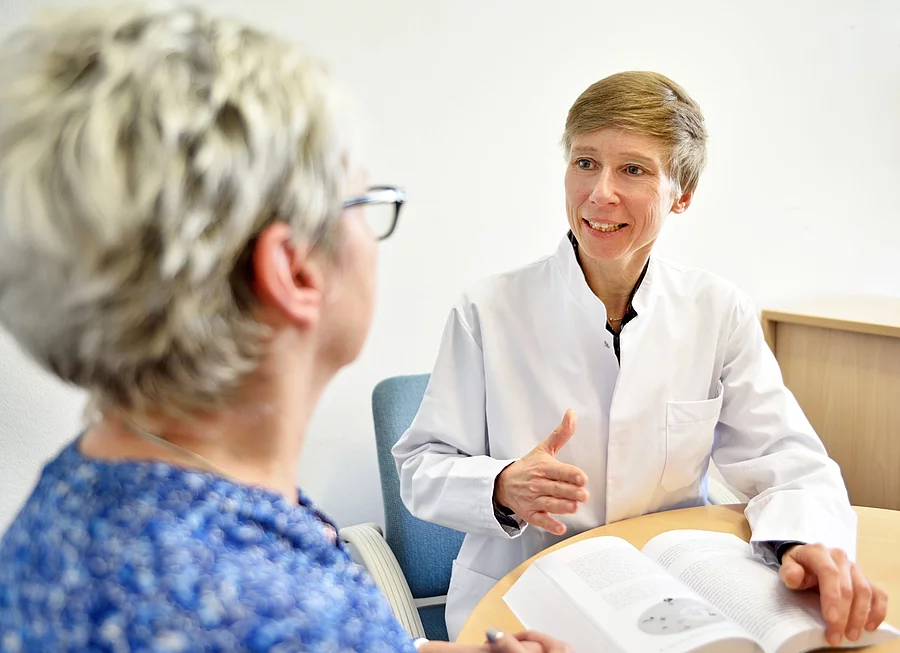 Prof. Jutta Hübner im Beratungsgespräch mit eine Patientin