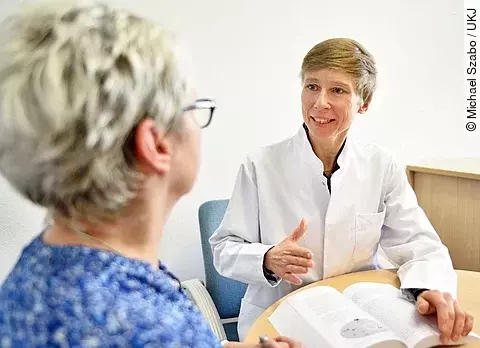 Prof. Jutta Hübner im Beratungsgespräch mit eine Patientin