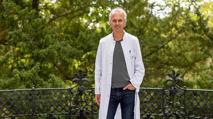 Porträtfoto Prof. Andreas Michalsen stehend auf einer Terrasse