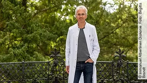 Porträtfoto Prof. Andreas Michalsen stehend auf einer Terrasse