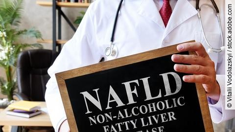 Arzt hält Schild mit der Aufschrift NAFLD - Non-alcoholic fatty liver disease