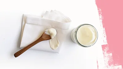 Gläschen mit Quark und ein Baumwolltuch mit Quark 