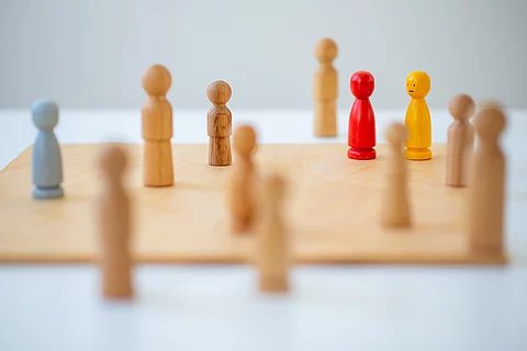 Holzfiguren auf und außerhalb eine Bretts, Familienaufstellung