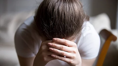 Frau, sitzt, Angst, traurig, Hände vor dem Gesicht