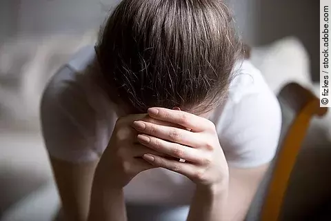 Frau, sitzt, Angst, traurig, Hände vor dem Gesicht