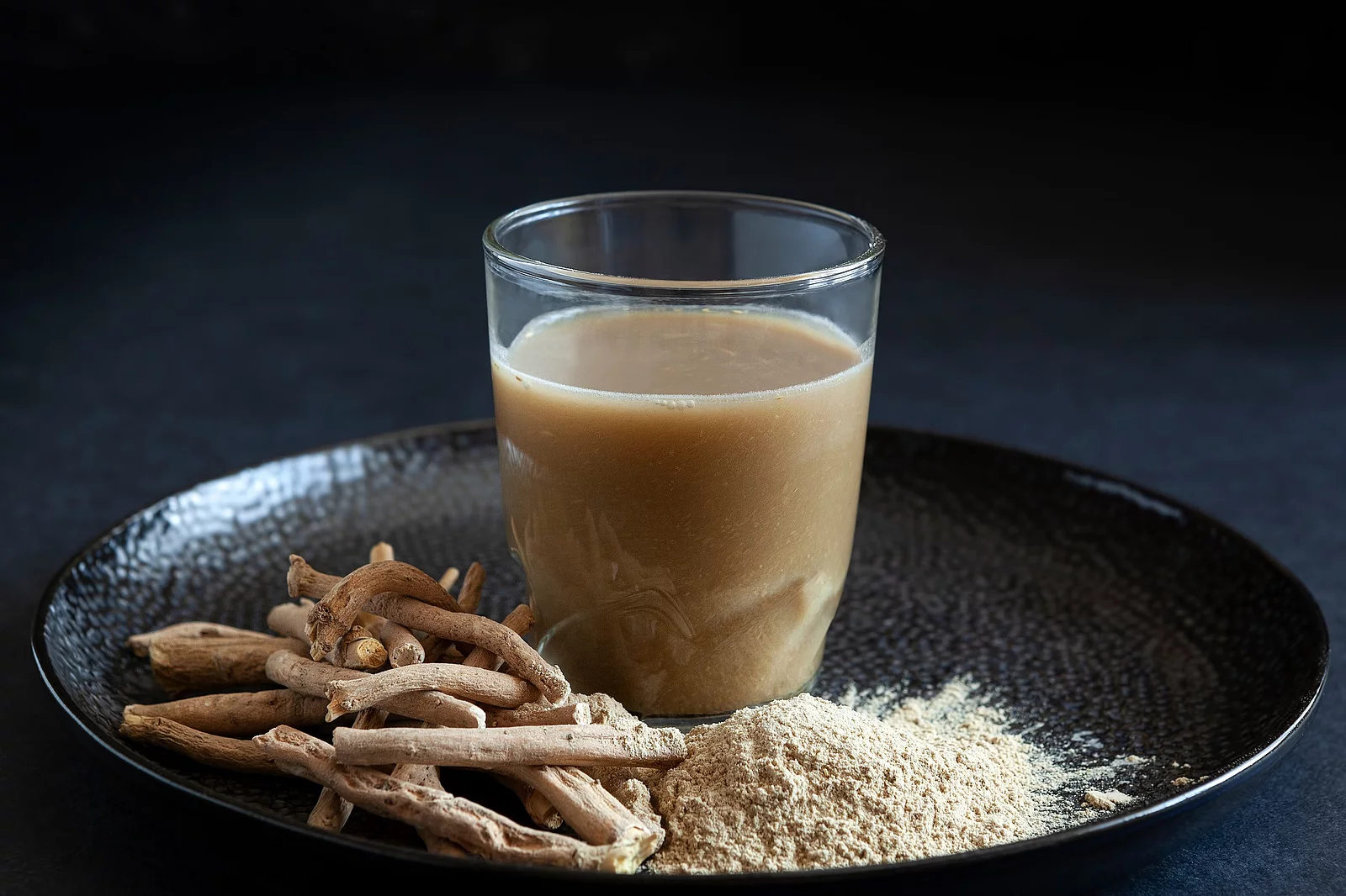 Ashwagandha superfood powder, root and drink. Ashwagandha: Wurzeln, Wurzelpulver und daraus hergestelltes Getränk