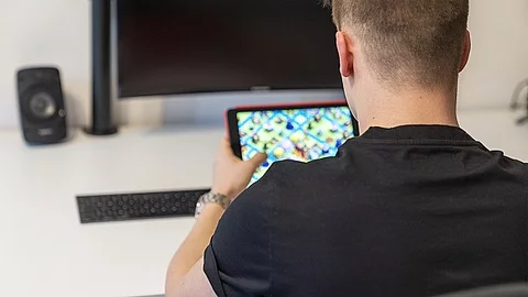 Jugendlicher mit Tablet