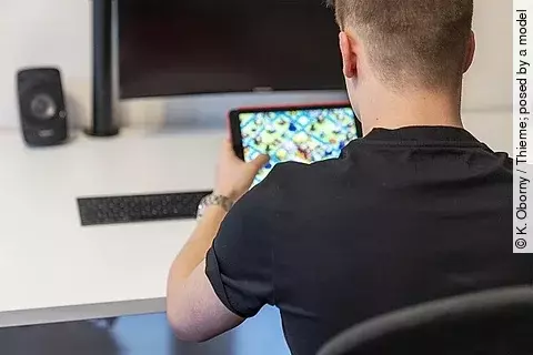 Jugendlicher mit Tablet