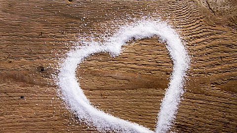 Herz aus Zucker auf Holzhintergrund
