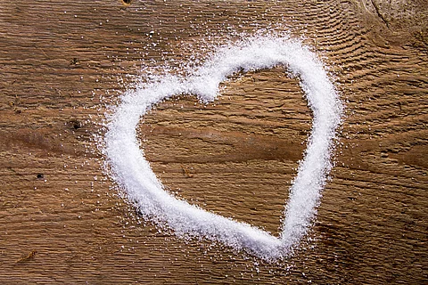 Herz aus Zucker auf Holzhintergrund