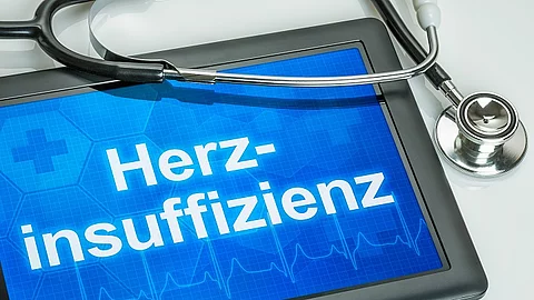 Tablet mit dem Text Herzinsuffizienz auf dem Display Tablet, Stethoskop, Herzinsuffizienz auf dem Display